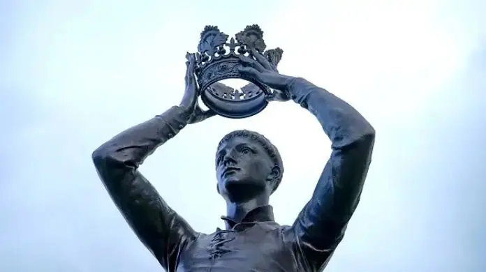 Despota - pomnik mężczyzny wkładającego koronę na swoją głowę