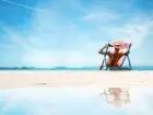 1000 zł dopłata na wakacje - kobieta na plaży