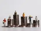 Strategia dywersyfikacji - figurki ludzi na stosach monet