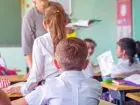 Dzieci aktywnie uczestniczą w zajęciach, czytają i słuchają nauczyciela