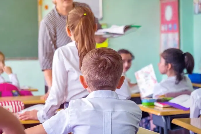 Dzieci aktywnie uczestniczą w zajęciach, czytają i słuchają nauczyciela