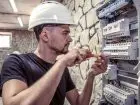 Elektryk podczas pracy