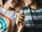 Homofobia - symboliczne zdjęcie przedstawiające przytulające się dwie osoby tej samej płci