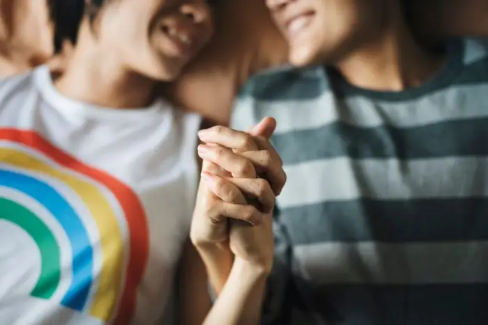 Homofobia - symboliczne zdjęcie przedstawiające przytulające się dwie osoby tej samej płci