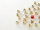 HR - zdjęcie klocków z ikonkami pracowników połączonych siecią wzajemnych relacji