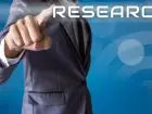 Mężczyzna wskazujący palcem na napis researcher