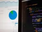 Inżynier DevOps - ekran komputera połączony na pół. Z jednej strony wykresy, z drugiej kod