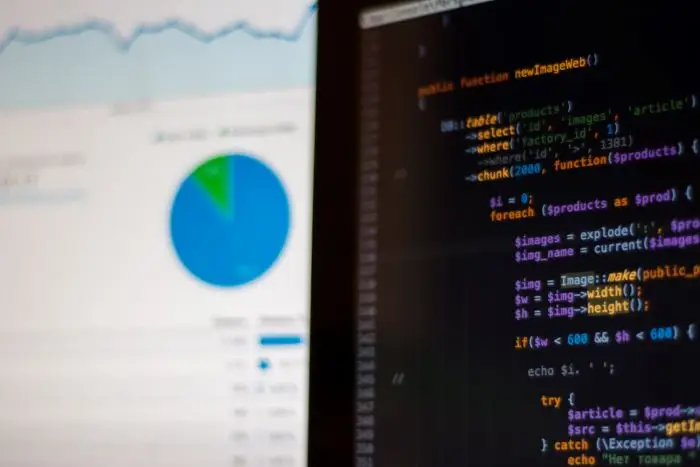Inżynier DevOps - ekran komputera połączony na pół. Z jednej strony wykresy, z drugiej kod