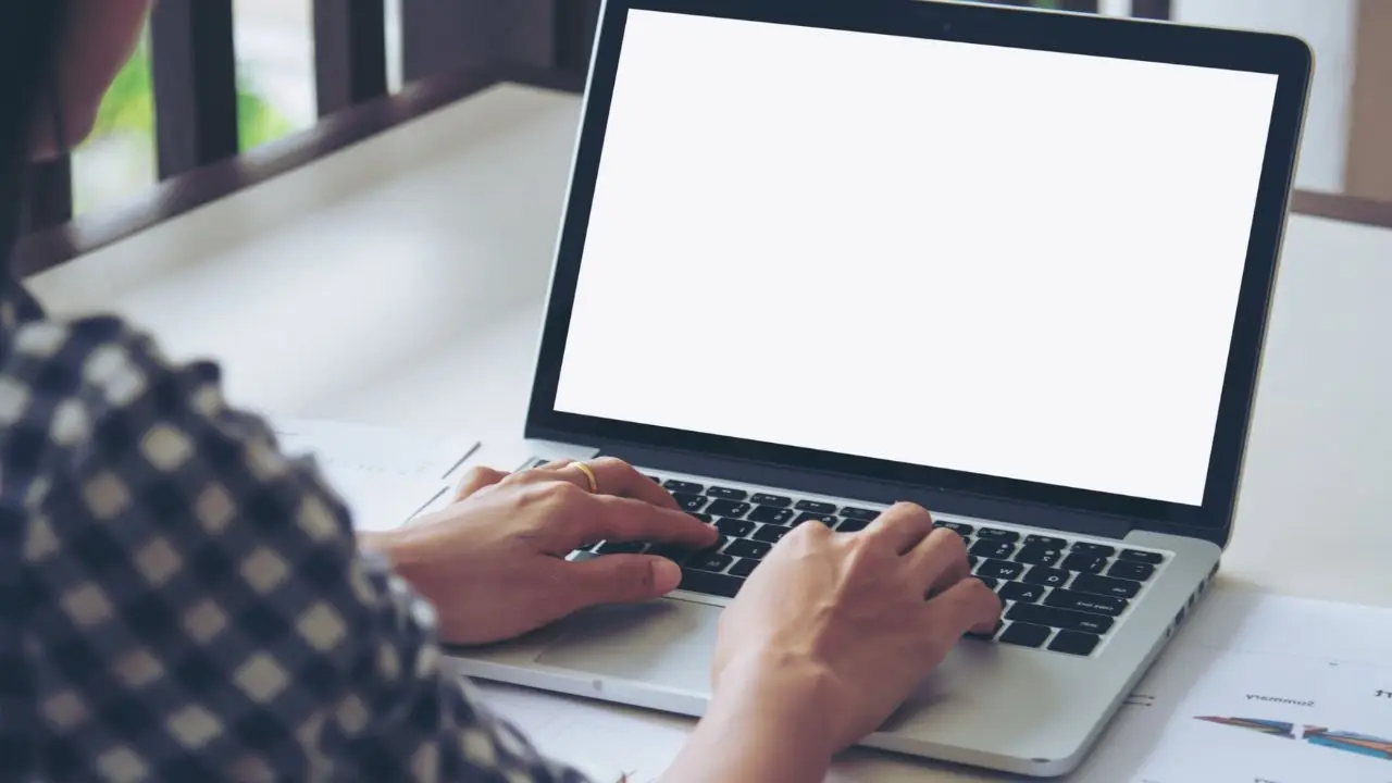 Spedytor przy laptopie, zbliżenie na dłonie mężczyzny