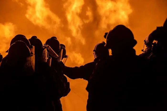 Jak zostać strażakiem - strażacy na tle pożaru