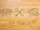 Deska z drewna z wyrytym napisem fix your CV