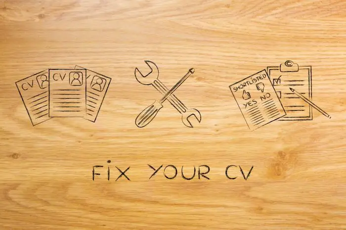Deska z drewna z wyrytym napisem fix your CV