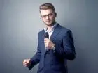 Konferansjer z mikrofonem w dloni
