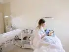 Kosmetyczka w trakcie wykonywania zabiegu