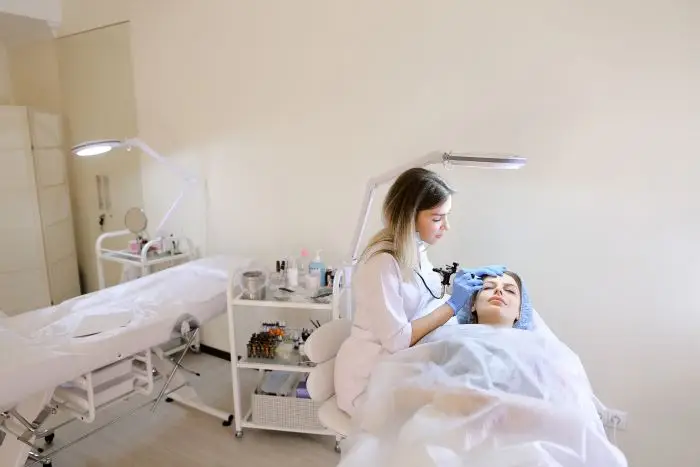 Kosmetyczka w trakcie wykonywania zabiegu