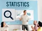 Kwartyle wynagrodzenia - spotkanie osób, napis "statistics" na tablicy