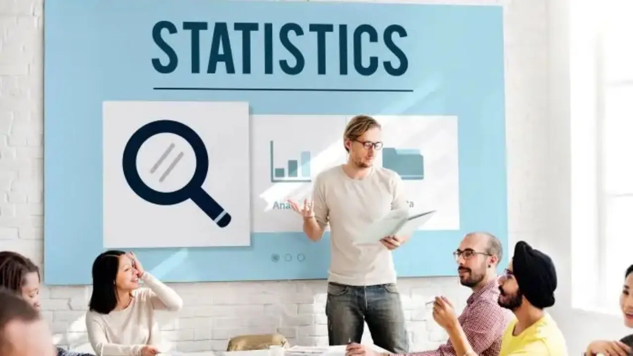 Kwartyle wynagrodzenia - spotkanie osób, napis "statistics" na tablicy