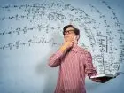 Matematyk trzymający książkę, z której wychodzą liczby i działania matematyczne