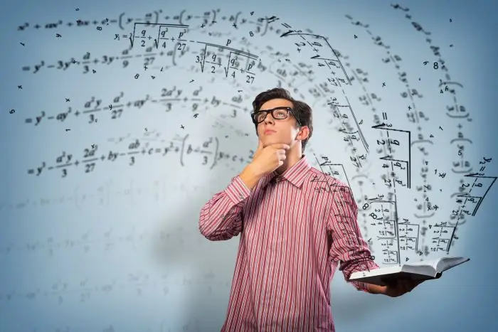 Matematyk trzymający książkę, z której wychodzą liczby i działania matematyczne