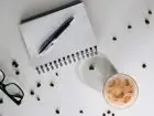 Nawyki - notes, kawa i okulary na blacie