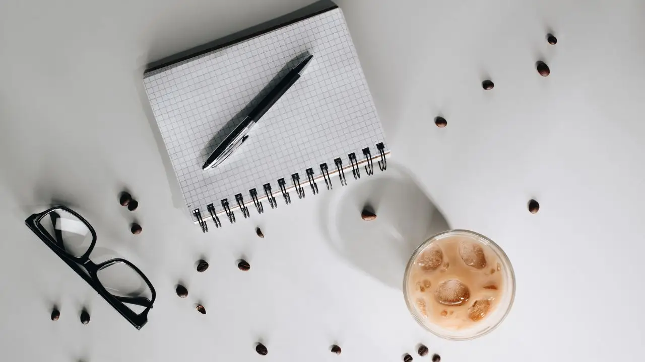 Nawyki - notes, kawa i okulary na blacie