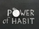 Nawyki - napis na tablicy "power of habit"