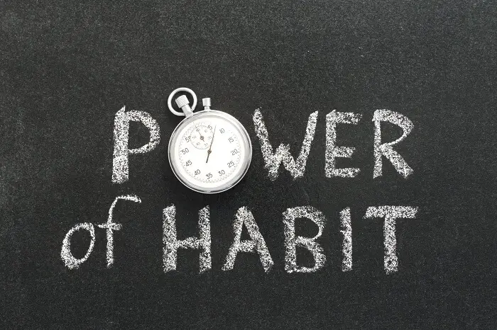 Nawyki - napis na tablicy "power of habit"