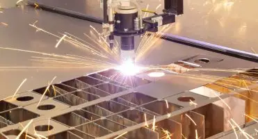 Operator CNC - przemysłowa maszyna do cięcia