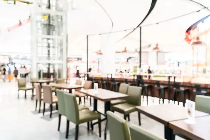 Restauracja, a w niej puste stoły