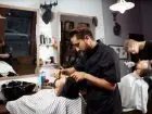 Fryzjer pracuje z klientem w krześle