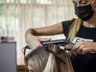 Fryzjer ciągnie klienta za włosy, po umyciu głowy, nałożeniu na włosy odżywek i wysuszeniu włosów