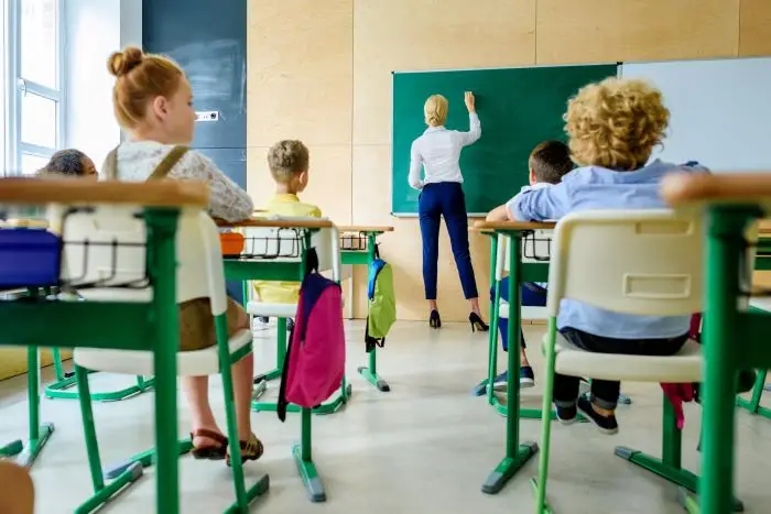 Dzieci w klasie na zajęciach