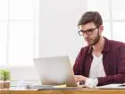 Programista podczas pracy przy laptopie