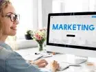 Psycholog reklamy - kobieta siedząca przed ekranem komputera z napisem "marketing"