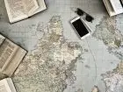 Rezydent - mapa, a na niej książki, smartfon, okulary