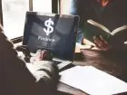 Osoba korzystająca z laptopa z napisem na ekranie "finance"