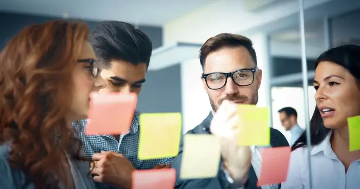 Scrum - kreatywni ludzie biznesu pracujący nad projektem biznesowym w biurze
