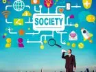 Socjolog - osoba stojąca na tle panoramy miasta, ma w ręku megafon, w tle infografika dotycząca społeczeństwa