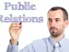Specjalista ds. PR tworzący napis public relations