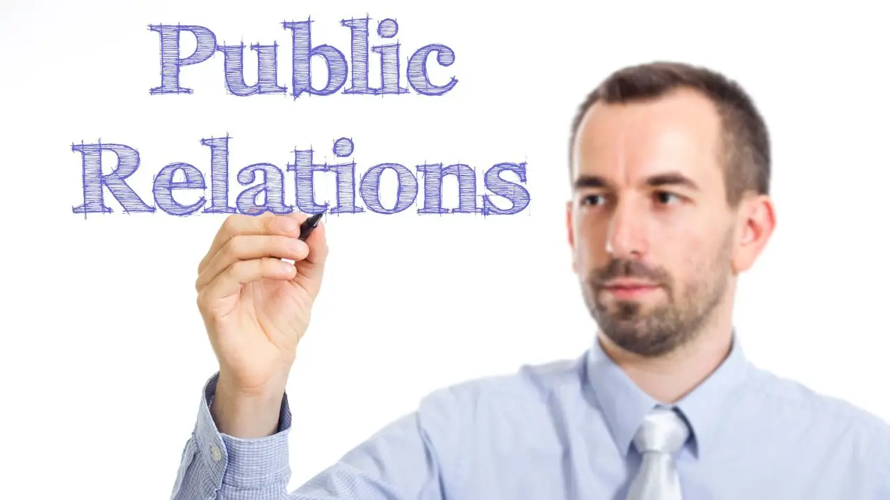 Specjalista ds. PR tworzący napis public relations
