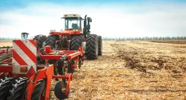 Technik agrobiznesu - traktor na polu