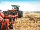 Technik agrobiznesu - traktor na polu