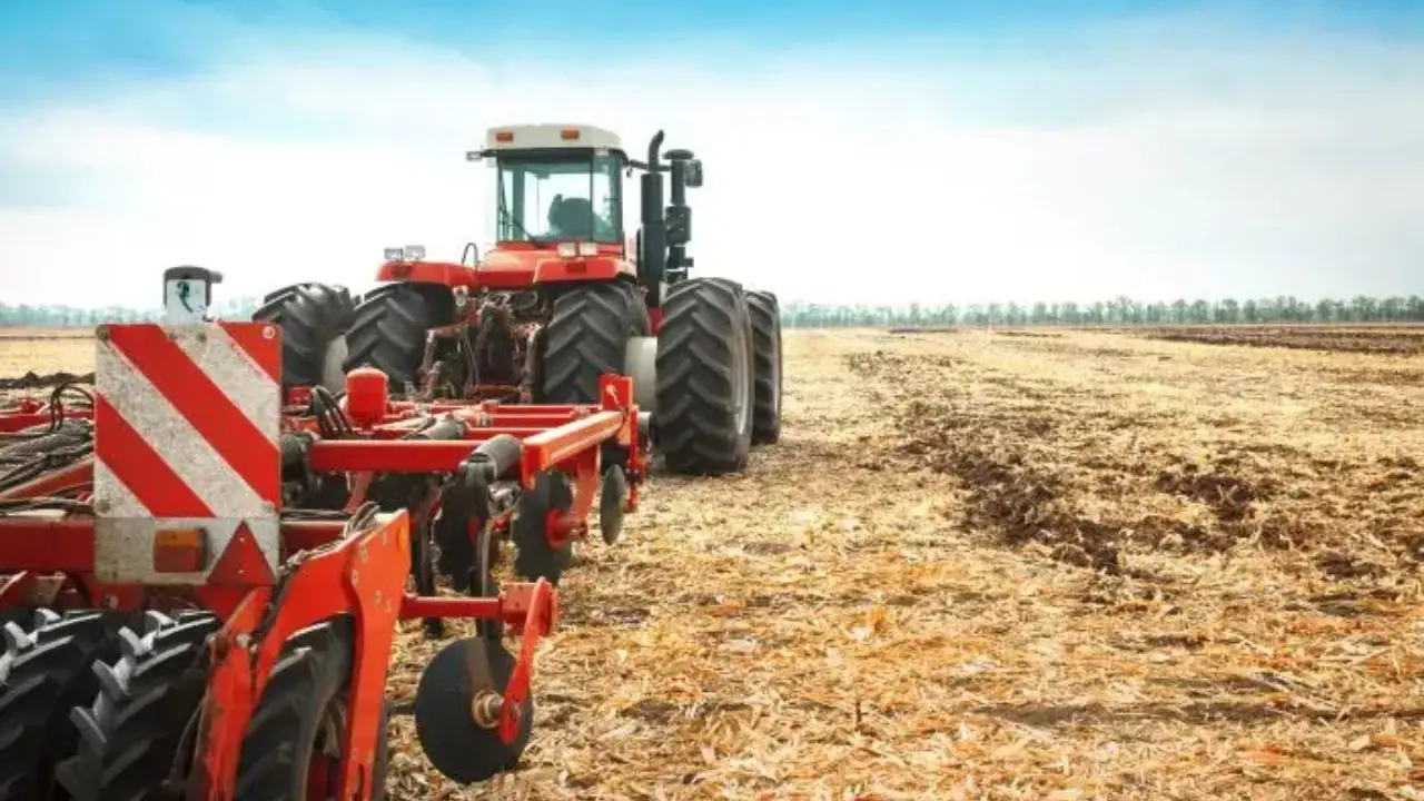 Technik agrobiznesu - traktor na polu
