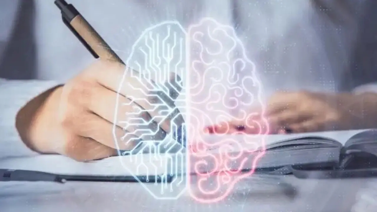 Testy psychologiczne - grafika przestawiająca mózg człowieka na tle osoby piszącej w notatniku