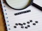 Tłumacz tekstów - notatnik, a na nim lupa i napis "translate" ułożony z klocków