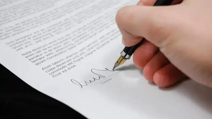 Umowa na zastępstwo - składanie podpisu na umowie
