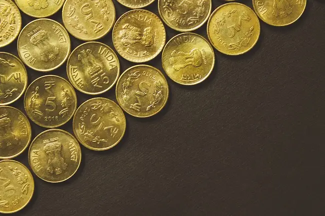 zarobki i monety poukładane na stole