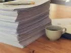 Dokumenty na biurku obok kawy