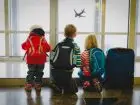 Dzieci na korytarzu patrzące na samolot