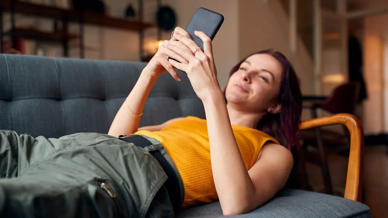 FOMO - kobieta korzystająca ze smartfona